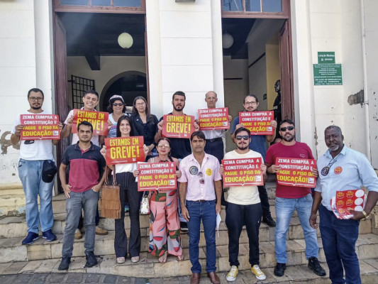 Professores também se reuniram na Casa da Cultura para acompanhar a sessão ordinária 