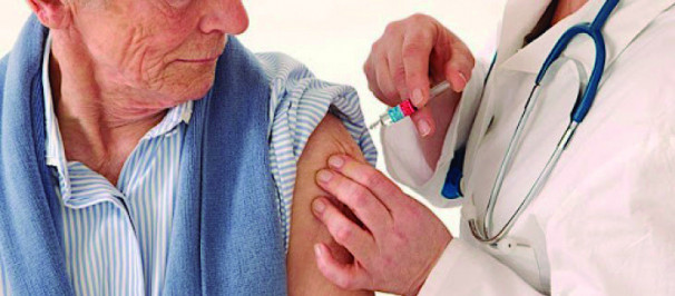 Idosos e profissionais da saúde fazem parte do grupo prioritária nesta primeira etapa da vacinação contra a gripe