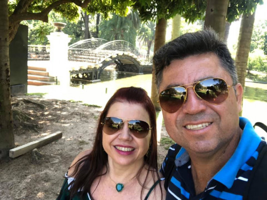 Vanda Oliveira, aniversariante de hoje, ao lado do marido Alex