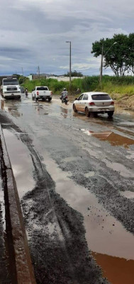 Acúmulo de água nas proximidades do viaduto é uma das preocupações dos motoristas, moradores e pedestres 