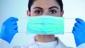 - Os cuidados devem ser mantidos, como o uso de máscaras, álcool em gel e evitar aglomerações