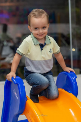 Cauã Marques Guimarães aniversariante do dia 25 recebe carinhos dos  pais Carolyne Guimarães Araújo e  Jepherson Oliveira Marques. Foto rede.