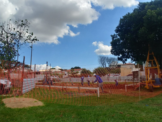 Funcionários da empresa responsável estão no canteiro de obras para a instalação da nova Farmácia  