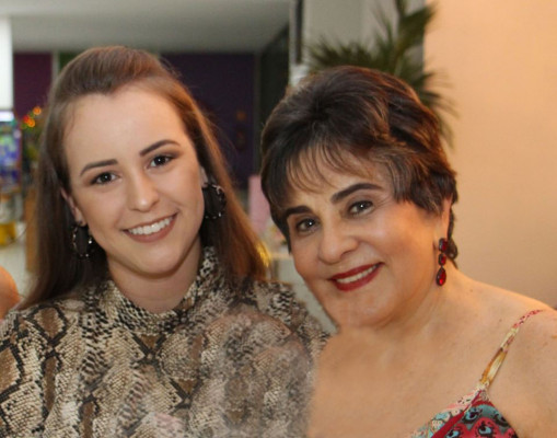 Vanda Monteiro Amaral em dia de celebração da troca de idade da nora Amanda. Para a ocasião, usaram embalagens requintadas, porque o acontecimento assim o exigiu! Una dolce vita! 