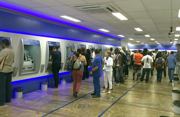 -- Aglomeração tem chamado atenção em Araguari, principalmente em agências bancárias