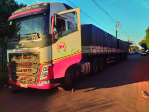 Autores foram presos em flagrante e a carreta recuperada