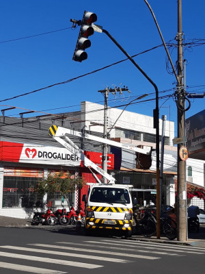 Novos semáforos contam com display digital e contador regressivo. 