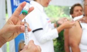 Vacinação contra a gripe tem o objetivo de auxiliar na imunização diante de possíveis novos casos de coronavírus