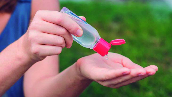 Cuidados básicos para evitar a contaminação pelo vírus devem continuar, como o uso de máscaras e álcool em gel