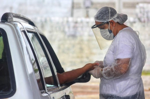 Ação de drive thru acontece hoje em quatro lugares da cidade para testar pacientes assintomáticos