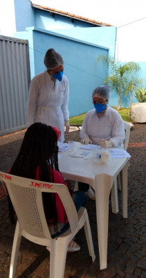 A testagem tem acontecido na Policlínica “Dr. Oabi Gebrin” e será intensificada aos finais de semana, com apoio do Imepac