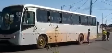 É possível perceber que a orientação de distanciamento e isolamento social não é colocada em prática durante transporte entre alojamento e empresa.