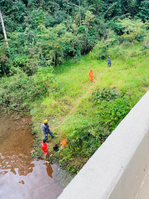 Bombeiros durante buscas ao corpo no rio Araguari