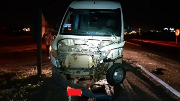 Carreta seguia para Araguari e atingiu o micro-ônibus 