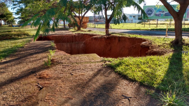 Cratera se formou no final do mês de dezembro