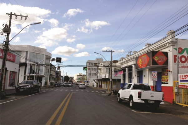 De portas fechadas, comerciantes trabalham por meio de Delivery. 