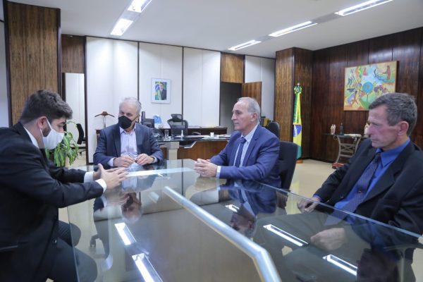 Durante reunião, Zé Vitor garantiu recursos para a conclusão de obras no município.