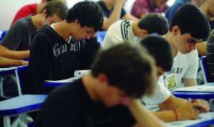 A justificativa para tal decisão ocorreu mediante a queda na arrecadação da prefeitura, e por outro lado, pelo aumento de gastos com a saúde.  