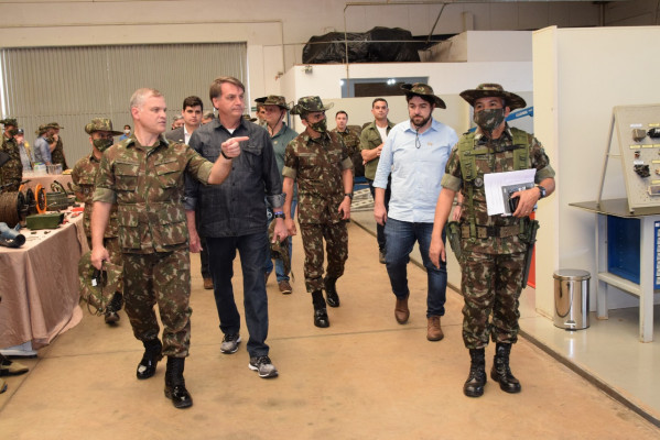 Presidente e comitiva seguiram rumo ao 2º Batalhão Ferroviário, para uma importante solenidade comemorativa