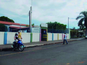 A creche está situada no bairro Bosque e atende crianças com idades de 0 a 3 anos