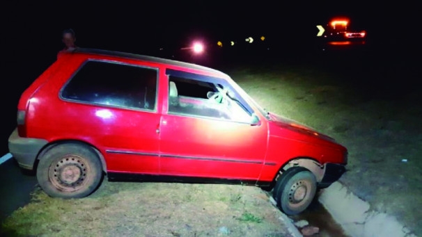 Fiat/Uno saiu da pista e colidiu em uma canaleta