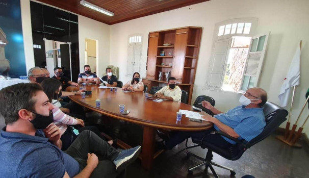 O encontro, ocorrido na tarde de ontem, reuniu representantes do executivo, do legislativo e de entidades que representam os comerciantes de Araguari.