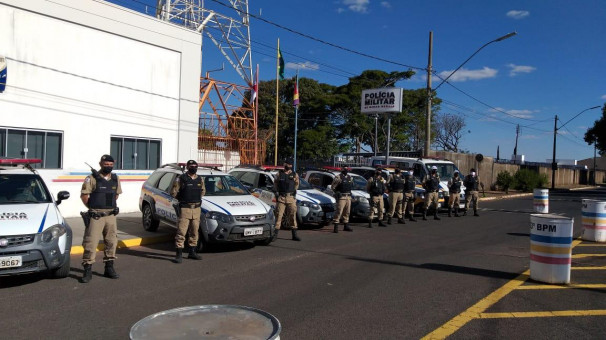 Durante a ação, foram apreendidas armas, munições, entorpecentes, além de serem cumpridos mandados de prisão