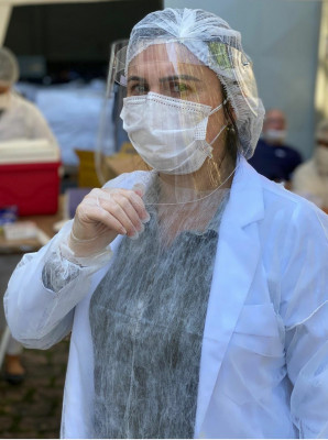 Denise foi a primeira dos dois mil voluntários brasileiros da área da saúde a receber a dose de testagem.