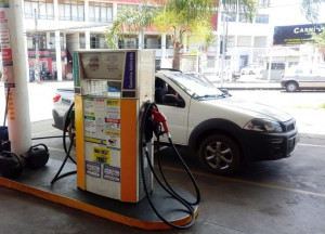 O distanciamento social e a redução de veículos nas vias durante os meses de março e abril causaram a queda do preço do combustível  