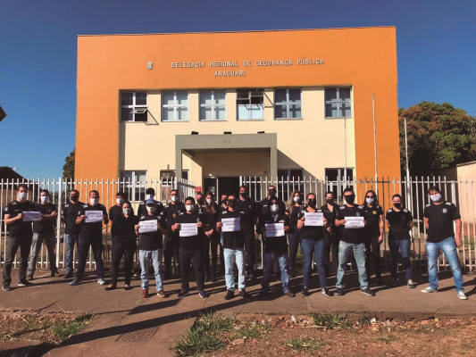 Servidores da PCMG ontem pela manhã, na porta da Delegacia Regional