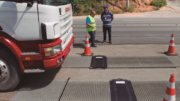 Fiscalização de peso das cargas transportadas é realizada em quatro postos na rodovia