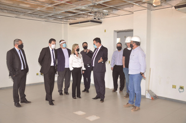 Presidente do Tribunal de Justiça de Minas Gerais, na companhia de magistrados da comarca, visitou as obras da nova sede, no Jardim Interlagos