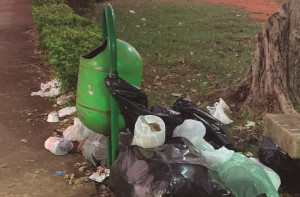 Lixeiras cheias de lixo e restos de alimentos caídos no chão têm sido alvos constantes de reclamações em Araguari
