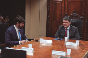Deputado Federal Zé Vitor com Ministro Tarcísio em reunião sobre ferrovias, o potencial da região e a cessão dos imóveis da Rede Ferroviária para Araguari
