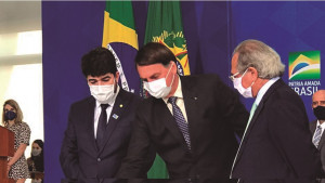 Zé Vitor, relator da MP944, durante sanção no Palácio, ao lado do presidente Bolsonaro e do ministro da Fazenda, Paulo Guedes