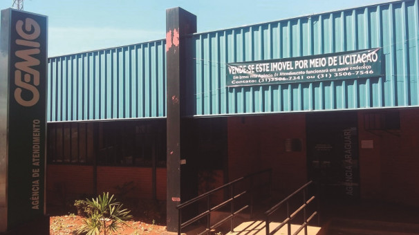 Faixa na sede da Cemig em Araguari anuncia a venda do prédio