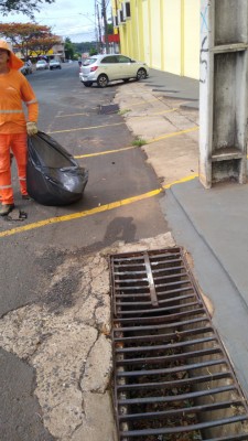 Garrafas pet, fraldas e embalagens de marmitex descartável estão entre os principais itens encontrados pelos bueiros da cidade 