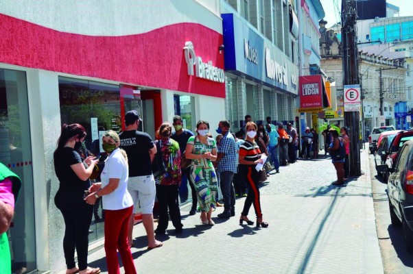 Filas continuam se formando em bancos e tem aumentado o movimento nas ruas da cidade