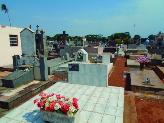 Cidadãos poderão visitar as sepulturas durante o restante dos dias. 