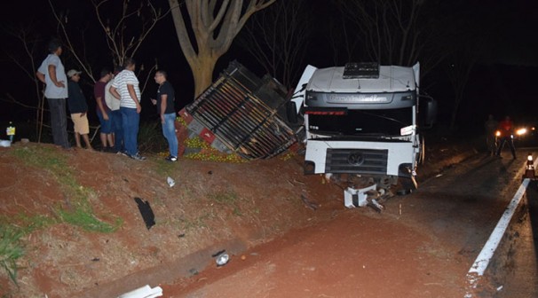 Veículo ficou danificado no acidente, mas o condutor escapou ileso