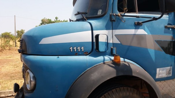 Caminhão da Mercedes Benz, modelo L 1111, cor azul, placas de Rio Claro/SP
