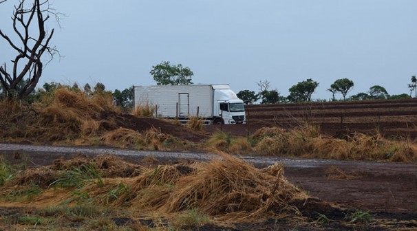 Veículo ficou atolado às margens da rodovia