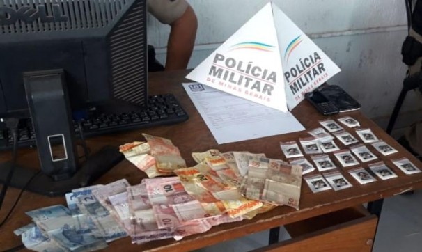 Dinheiro e drogas foram apreendidos em diferentes bairros da cidade  