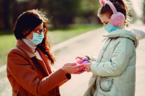 Após a sanção, passa a ser obrigatório o uso de máscaras em locais públicos e privados 