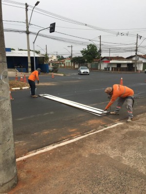 A instalação de semáforos no local tem causado reclamações 