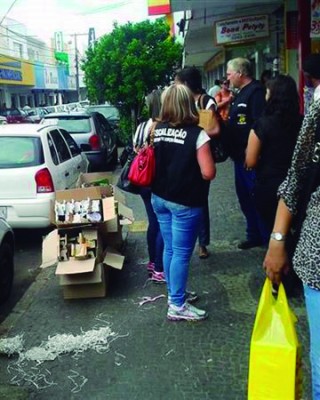 Ambulantes ressaltam que a venda de pequis na região central da cidade foi o principal alvo da fiscalização 