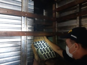 No compartimento havia 53 caixas de cigarros paraguaios, totalizando 26.500 maços.