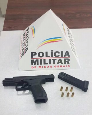 Arma e munições apreendidas com os suspeitos