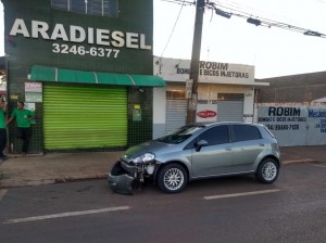 Um caminhão que manobrava no local acabou danificando outro veículo