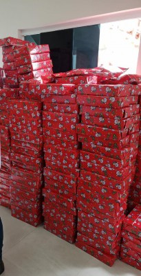 Brinquedos embrulhados para presente são distribuídos para crianças carentes durante “natal solidário”